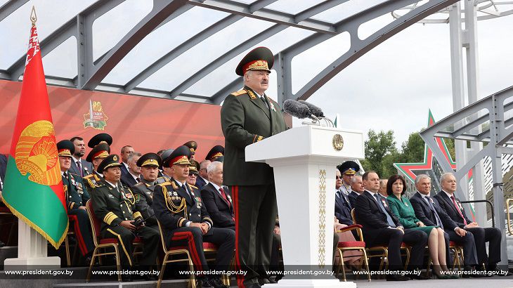 «Возьмите нас в армию, дайте нам оружие». Лукашенко сказал, что тысячи белорусов обратились в военкоматы