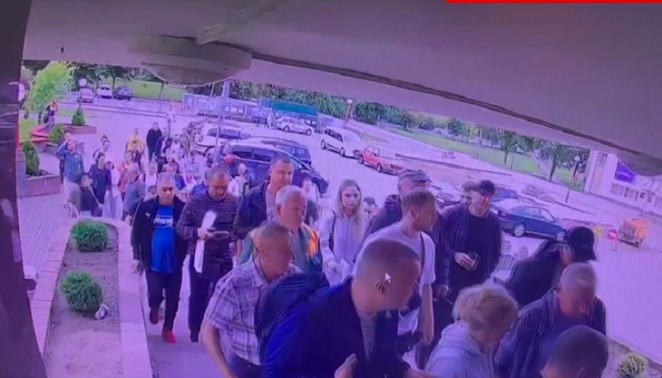 Ажиотажная ситуация в Гродно. Из-за санкций ЕС массово переоформляют авто, МВД отреагировало