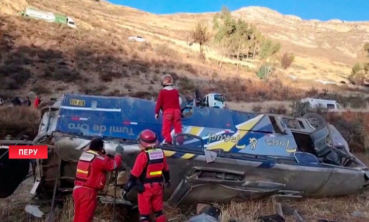 В Перу с 200-метровой высоты упал автобус, 9 человек погибли