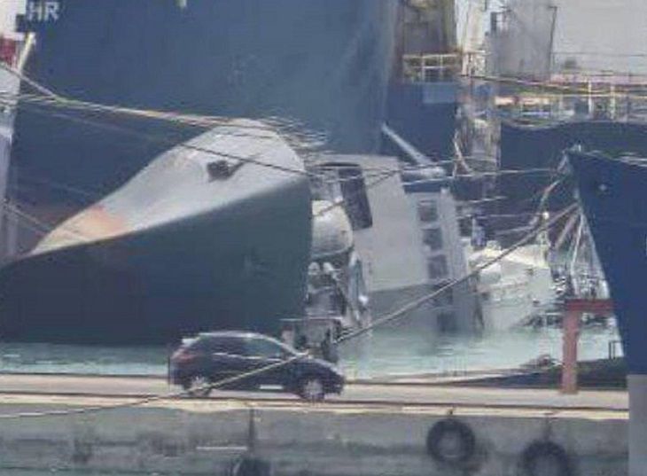 В Персидском заливе эсминец ВМС Ирана завалился на бок