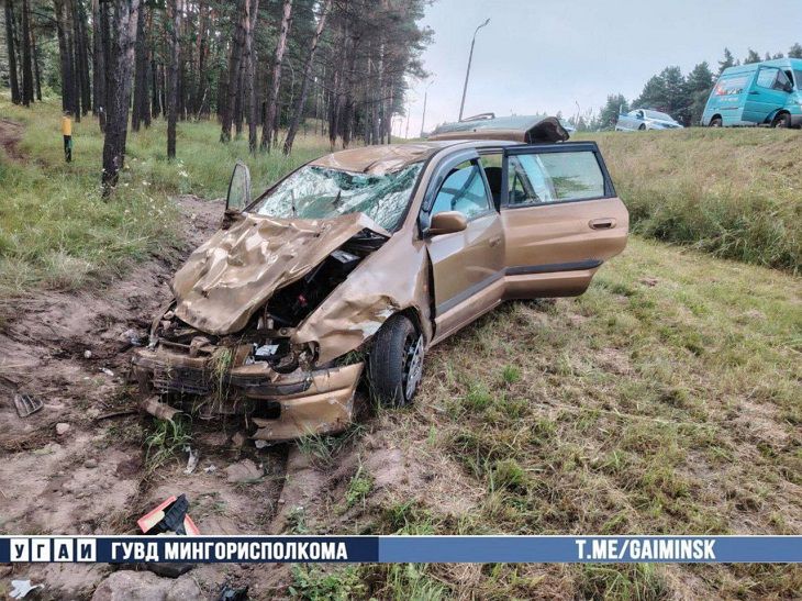 На въезде в Минск женщина-водитель опрокинулась в кювет