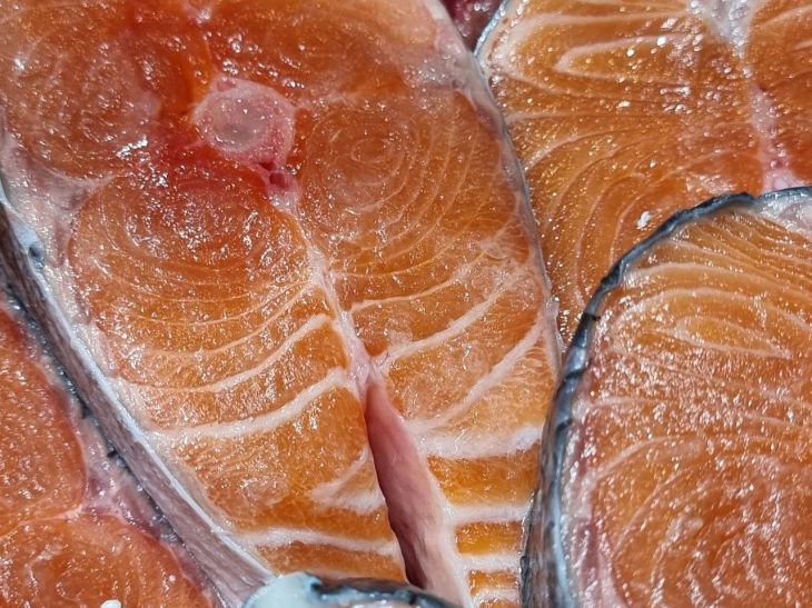 Как вкусно засолить красную рыбу дома: рыба получается нежная как масло – рецепт, проверенный годами, который никогда не подводил
