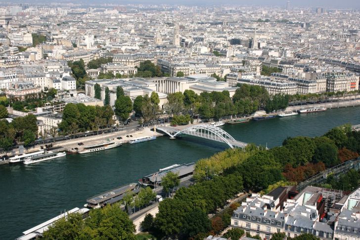 На Олимпиаде-2024 в Париже отменили тренировку триатлонистов: вода в Сене оказалась грязной