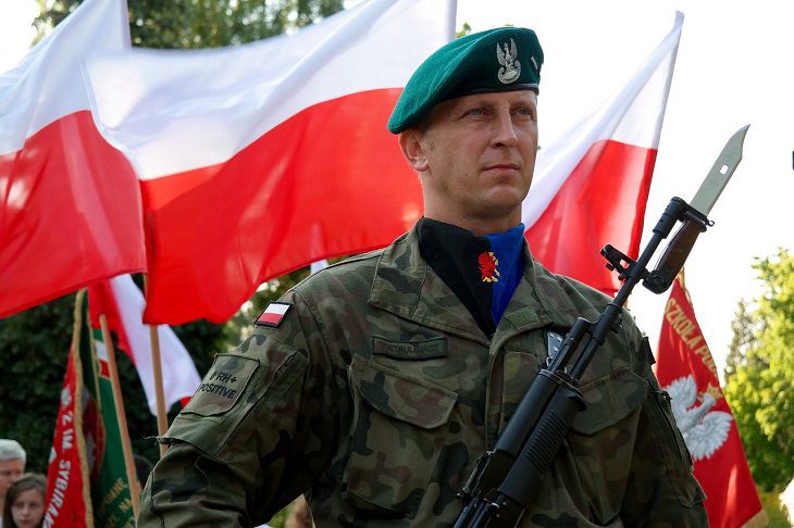 Польша наращивает военный контингент на белорусской границе