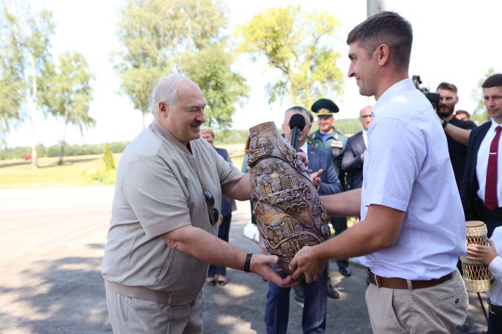 Лукашенко согласовал назначение главы района прямо в поле