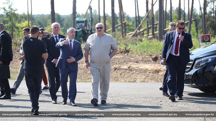 «В срок вы умрите, но сделайте». Лукашенко заметили в пострадавшем от урагана Мозырском районе