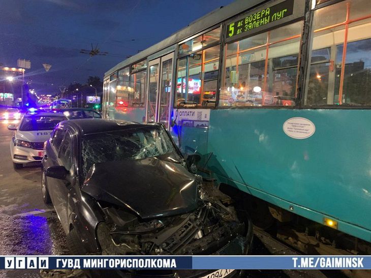 В Минске водитель «Опеля» пытался проскочить перед трамваем: были последствия