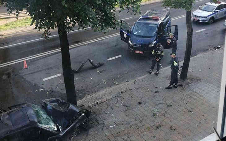 В Минске BMW вылетела на тротуар и врезалась в дерево