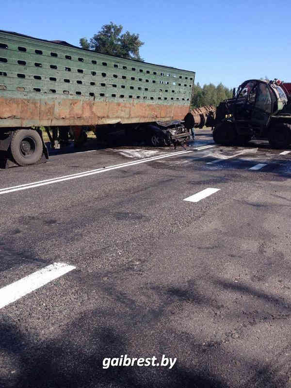 Seat влетел под прицеп грузовика — водитель легковушки погиб