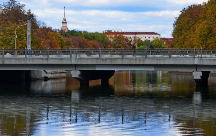 На картине веймера уличка мостовая выметена