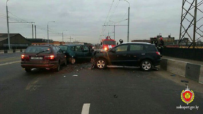 В Минске столкнулись три автомобиля: пострадали три человека