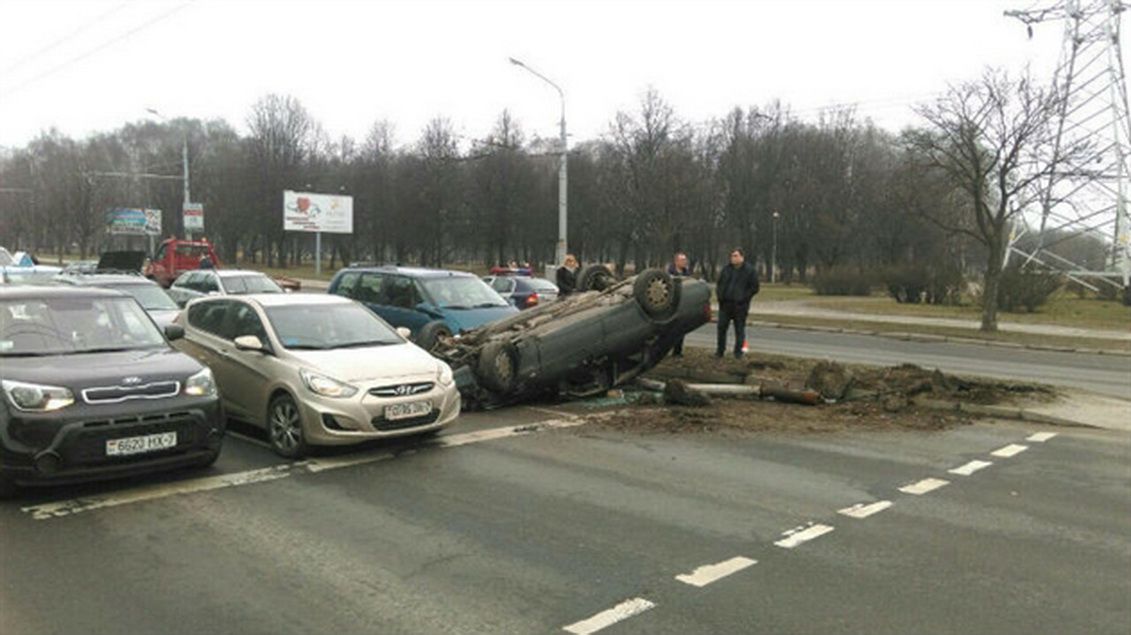 Мерседес упал с парковки