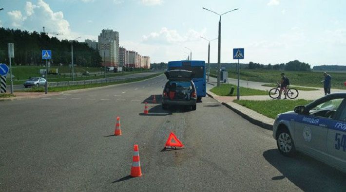 В Гродно легковушка въехала в автобус, пострадал ребенок