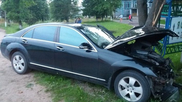 Под Витебском Mercedes уходил от ГАИ, пока не влетел в дерево