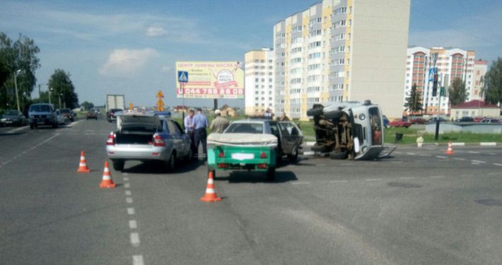 В Жлобине автомобиль скорой помощи‍ столкнулся с гольфом и перевернулся