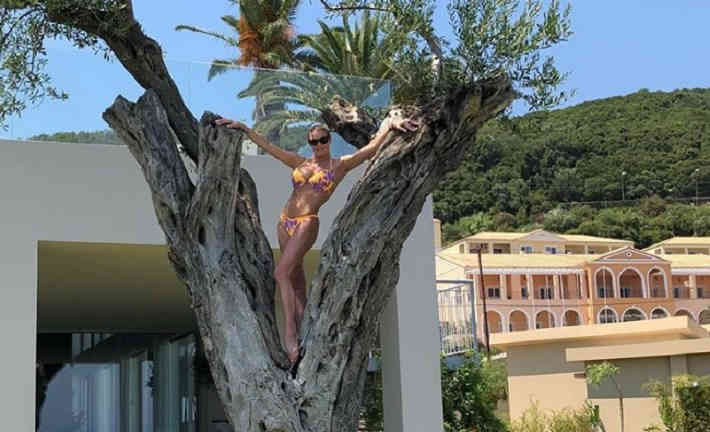 Волочкова исполнила в Instagram двойной шпагат и взобралась на дерево‍