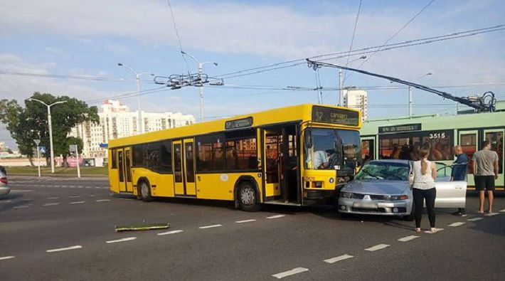 ДТП в Минске: столкнулись автобус и легковушка