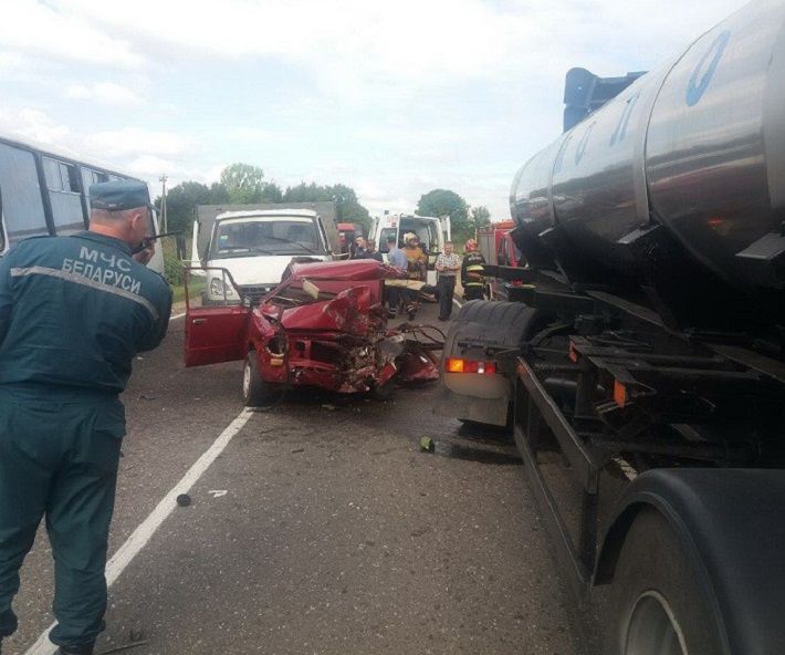 Под Молодечно пенсионеры на «Жигулях» врезались в автобус