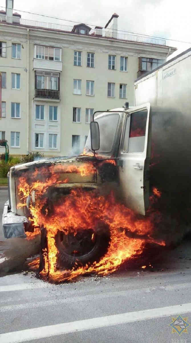 В Минске на дороге загорелся грузовик