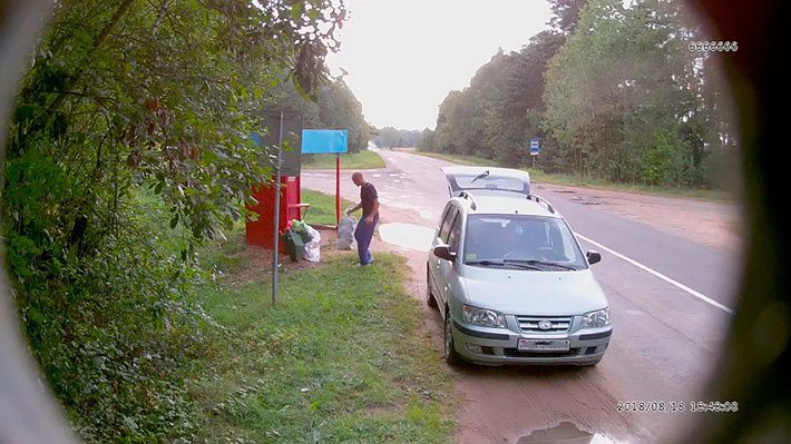 В Барановичском районе дачники за два дня превратили остановку в помойку 