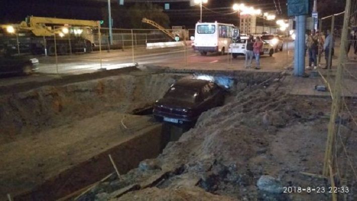 В центре Витебска авто влетел в вырытую траншею‍