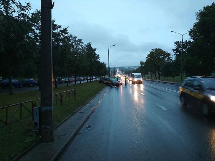 В Гродно такси врезалось в столб