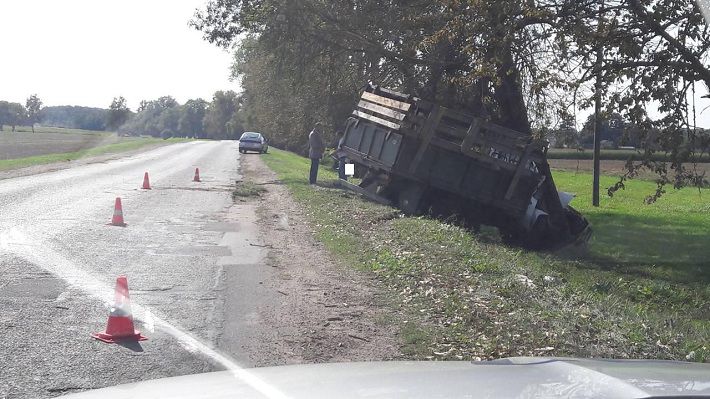 ДТП под Гродно: грузовик слетел с дороги и врезался в дерево