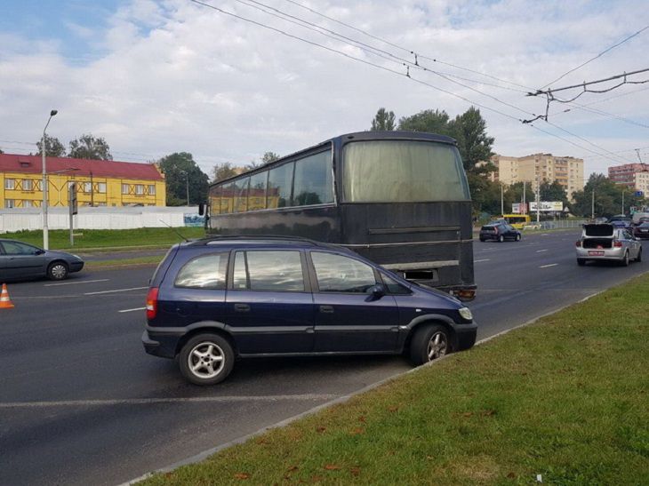 В Минске автобус снес две легковушки из-за отказа тормозов‍