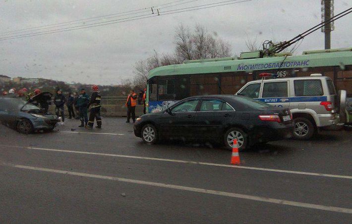 Крупное ДТП в Могилеве: на месте работают спасатели и врачи 