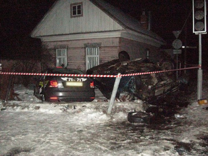 В Речице Seat врезался в такси: водитель в больнице