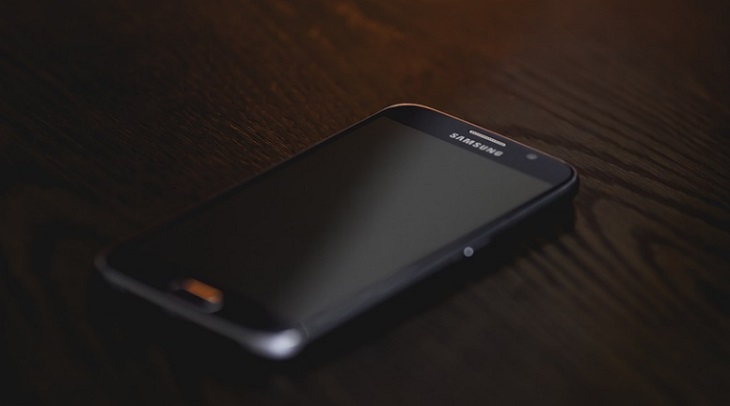 Складной смартфон Samsung получит тройную камеру