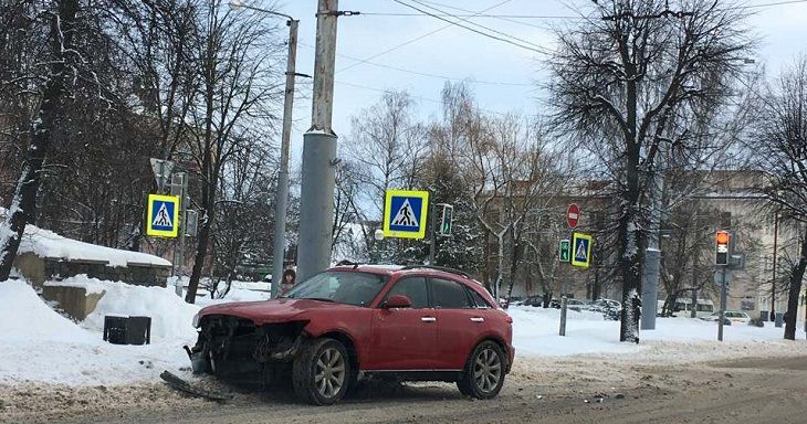 В Могилеве дама поехала на красный и разбила авто