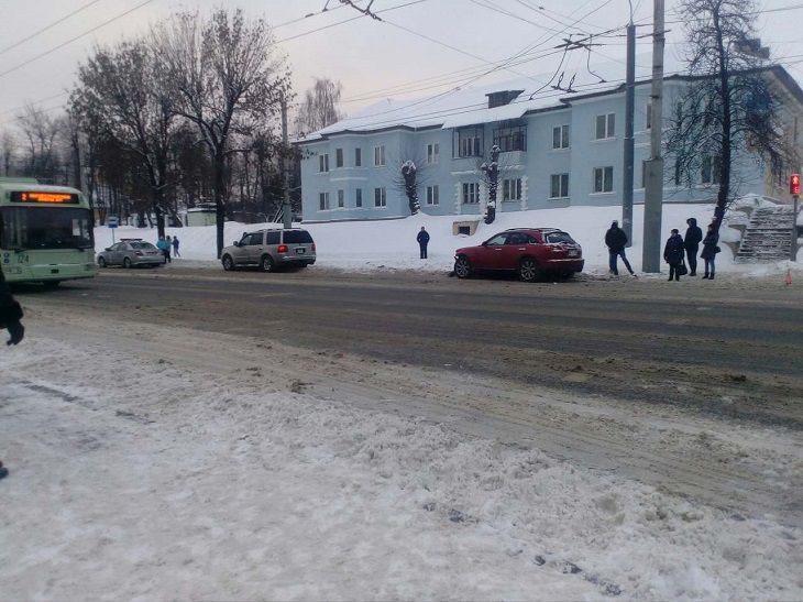 В Могилеве дама поехала на красный и разбила авто