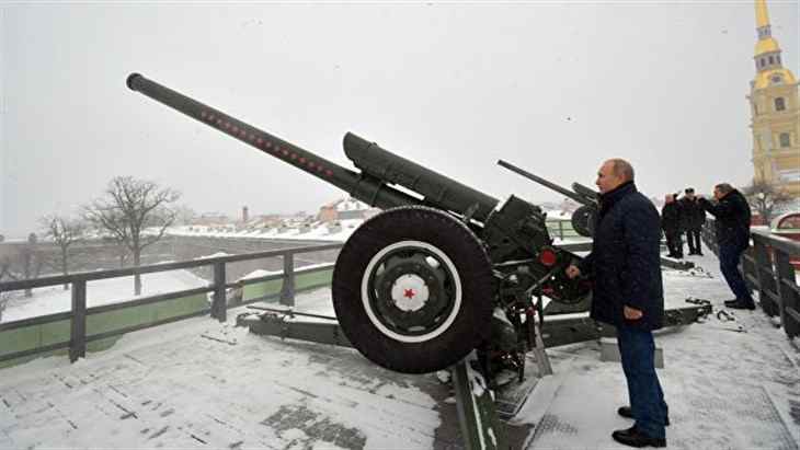 Путин выстрелил из пушки в Петропавловской крепости в Петербурге