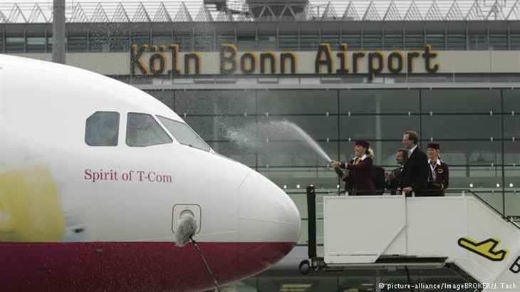 В трех крупных аэропортах Германии началась забастовка