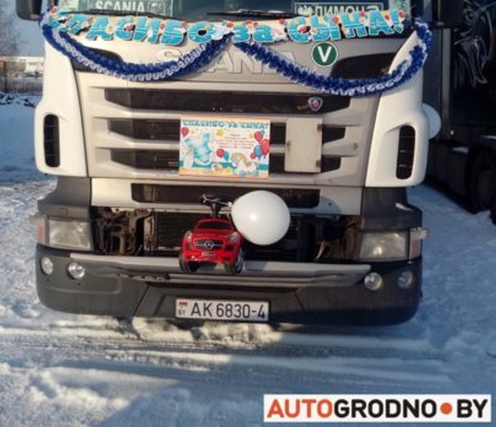 В Гродно отец приехал за женой и сыном в роддом на фуре