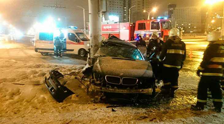 Ночью в Минске BMW ушел в занос и врезался в столб. Пострадал водитель