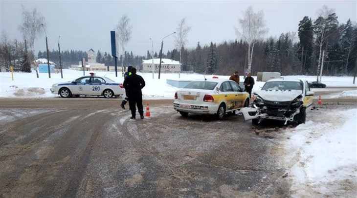 В Новополоцке столкнулись два автомобиля такси