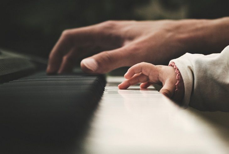 Обучение игре на фортепиано улучшает языковые навыки у детей