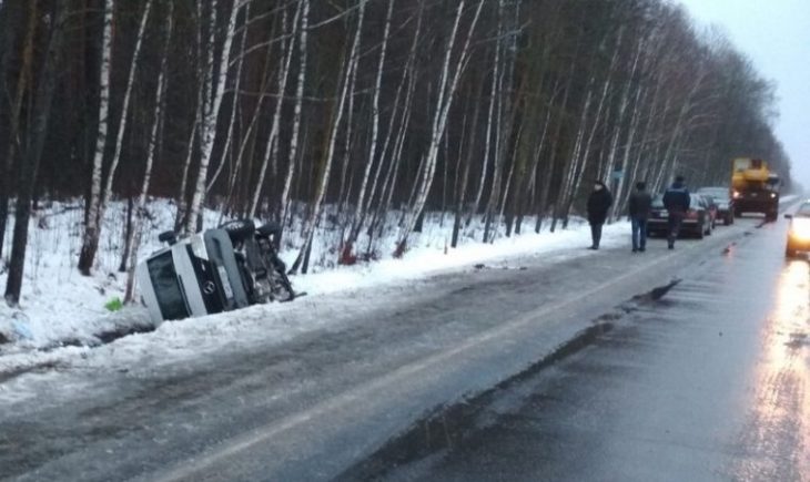 В Петриковском районе опрокинулся Mercedes