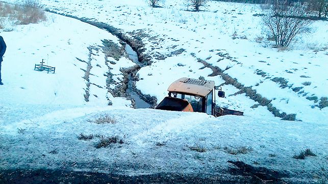 Под Ошмянами погрузчик угодил в канаву: водитель в больнице