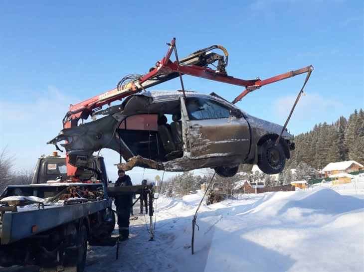 Чудеса случаются: в аварии разорвало иномарку, а на водителе - ни царапины