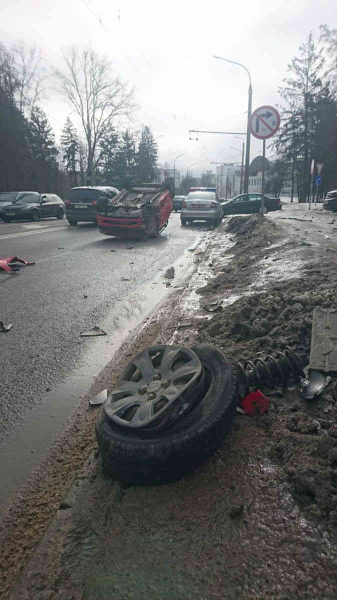 В Минске Hyundai наехал на бордюр, врезался в столб и перевернулся:  новости, минск, происшествия