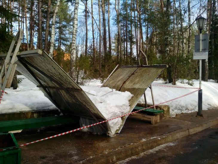 В Соснах под тяжестью снега рухнула крыша остановки