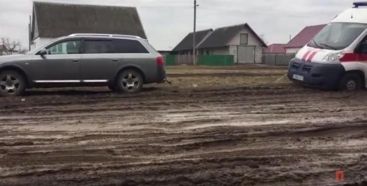 В Ивацевичском районе скорую вытаскивали из грязи на дороге