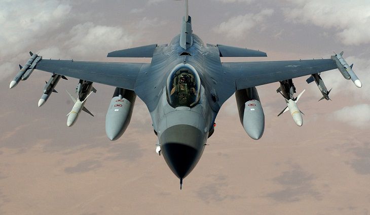 Российские Су-30 и американские F-16 сошлись в воздушном бою