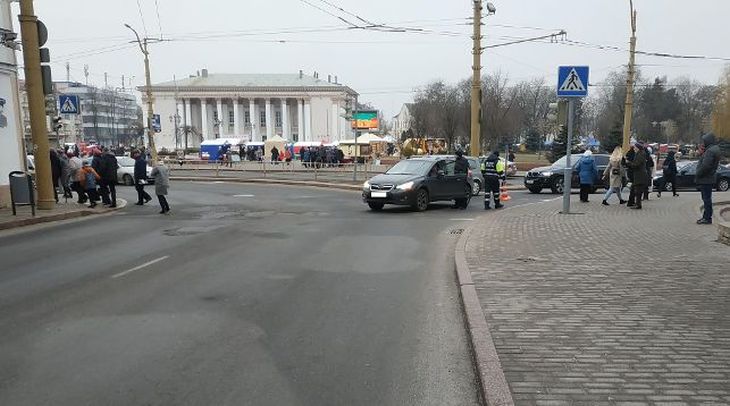 В центре Гродно сбили пешехода: женщина побежала на красный свет