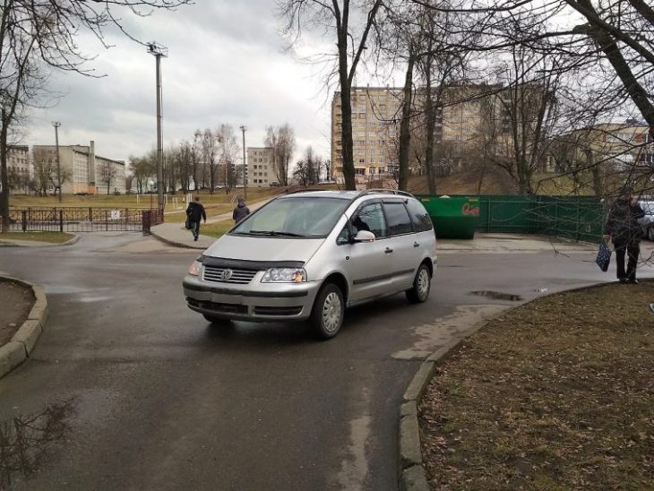 В Гродно водитель отвлекся на магнитолу и сбил пенсионерку во дворе