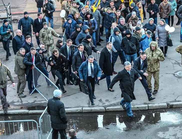 Петр Порошенко убежал с митинга в Житомире