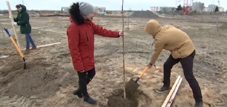 В Брест приехали журналисты и посадили с мэром много деревьев 